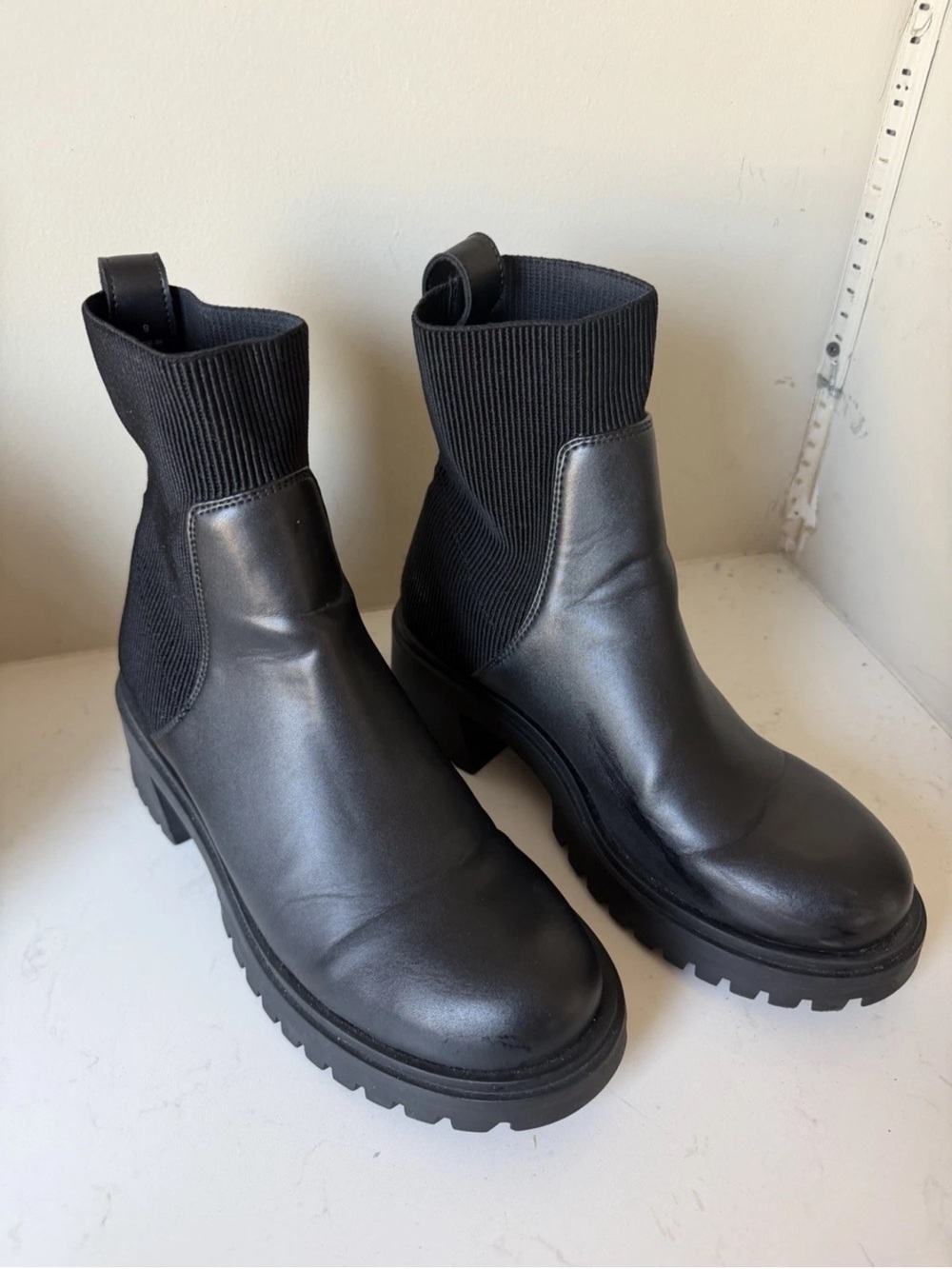 Steve Madden Black Chelsea Lug Sole Ankle Boots sz 9